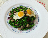 Foto del paso 8 de la receta: Guisantes salteados con jamón, huevos de codorniz y salchichas