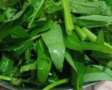 Foto langkah ke 1 dari resep Kangkung Tumis Saus Tiram.