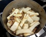 A picture of step 5 of Arvi (vegetable) gravy.