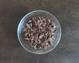 Foto del passaggio 2 della ricetta Biscotti con i fondi del caffè al cioccolato fondente