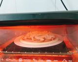 Hình bước làm 4 của món Bánh pizza mực,xúc xích,tôm,ớt chuông và hành tây