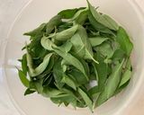 Foto langkah ke 1 dari resep Sayur Bayam Kunci Kuah Bening.