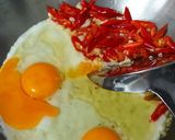 รูปขั้นตอนการทำที่ 3 ของ ผักบุ้งนาผัดกะปิใส่ไข่