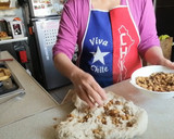 Foto del paso 2 de la receta: Pan amasado con chicharrones como en el campo chileno