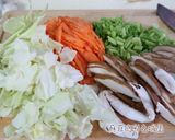 『台式海鮮什錦炒麵』快炒店的平民美食的食譜步驟2照片