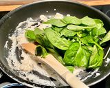 Une image de l'étape 1 de Linguini à la ricotta et aux épinards.