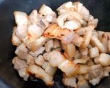 Hình bước làm 2 của món Thịt Ba Rọi Rim Nước Mắm Mặn Ngọt