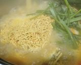 Hình bước làm 2 của món Mì Thái tôm chua cay