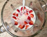 Foto langkah ke 2 dari resep Strawberry Milk.