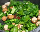 Hình bước làm 2 của món 🌱 Cải Xanh Rapini Xào Nấm Nút