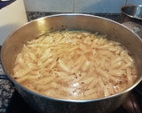 Foto del paso 1 de la receta: Pasta con salsa Roquefort y queso frito con arándanos
