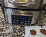 Foto del paso 4 de la receta: Galletitas de banana, chocolate y arándanos, sin azúcar y sin tacc