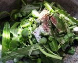 Foto langkah ke 2 dari resep Tumis Kangkung Udang Pete.