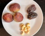 A picture of step 1 of Fresh Fig Date & Dry Fruit Smoothie.