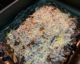 Foto del paso 4 de la receta Coca con masa de tinta de calamar y gulas del norte al ajillo