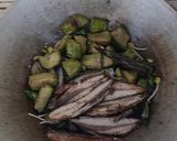 Foto langkah ke 5 dari resep Pindang Tongkol, Terong Tumis Cabe Hijau Ale.