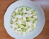 Foto del paso 2 de la receta: Ensalada de pepino y queso fresco