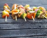 Foto del paso 3 de la receta: Brochetas de🥩🥓 res al grill 🍄🍅🥦