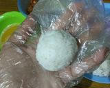 Foto langkah ke 2 dari resep Bola-Bola Nasi Isi Abon.