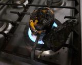 Foto del paso 1 de la receta: Chile de agua relleno de huitlacoche con espejo de crema de pimiento y gusanito de maguey