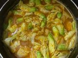 แกงส้มหมูดอกแคและไข่เจียวดอกโสน