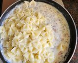 A picture of step 5 of White sauce farfalle pasta.