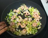Foto del paso 3 de la receta Tortilla de puerro y gambas