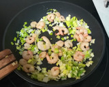 Foto del paso 3 de la receta: Tortilla de puerro y gambas
