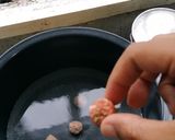 Foto langkah ke 2 dari resep Sop Pentol Daging Giling.