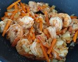 Foto langkah ke 5 dari resep Mie Goreng Udang Sayur.