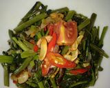 Foto langkah ke 4 dari resep Tumis kangkung saus tiram.