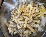 Foto langkah ke 4 dari resep Makaroni spiral pedas daun jeruk.