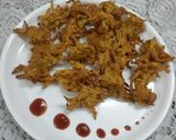 A picture of step 7 of Besan Onion Fritters.