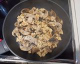 Foto del paso 2 de la receta: Pasta rellena de ricota y espinacas con pollo y champiñones
