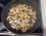 Foto del paso 2 de la receta: Pasta rellena de ricota y espinacas con pollo y champiñones