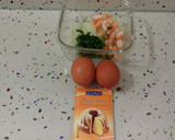 Foto del paso 1 de la receta: Tortilla de langostinos y ensalada de primeros brotes