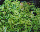 Foto del paso 7 de la receta: Cintas de calabacines 🥒al ajo🧄 con gambas 🦐