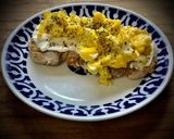 Foto del paso 4 de la receta: Tosta de queso cremoso con huevos revueltos