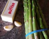 Foto del paso 1 de la receta: Espárragos salteados con ajo y mantequilla