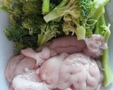 Hình bước làm 1 của món Cháo óc heo súp lơ cho bé