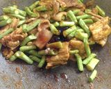 รูปขั้นตอนการทำที่ 2 ของ “ผัดพริกแกงใต้ถั่วฝักยาวใส่หมูสามชั้น”
