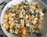 Une image de l'étape 8 de Salade de tomates aux pommes anciennes, oignon rouge et roquefort.