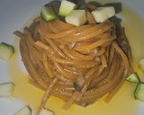 Foto del paso 6 de la receta Espaguetis de ajo y guindilla con salsa de champiñones y crujiente de calabacín