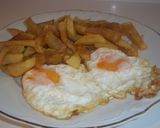 Foto del paso 6 de la receta Huevos de gallina fritos con patatas fritas