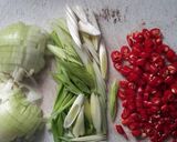 Foto langkah ke 2 dari resep Isi Kerang Masak Kuning.
