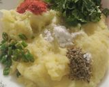 A picture of step 2 of Aloo kay cutlus.