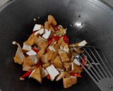 Foto langkah ke 3 dari resep Tumis tahu kulit saus tiram.