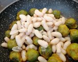 Foto del paso 6 de la receta: Alubias blancas con coles de Bruselas especiadas