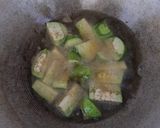Foto langkah ke 3 dari resep Pindang Tongkol, Terong Tumis Cabe Hijau Ale.