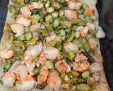 Foto del paso 3 de la receta: Rollitos de tortilla con espárragos y gambas